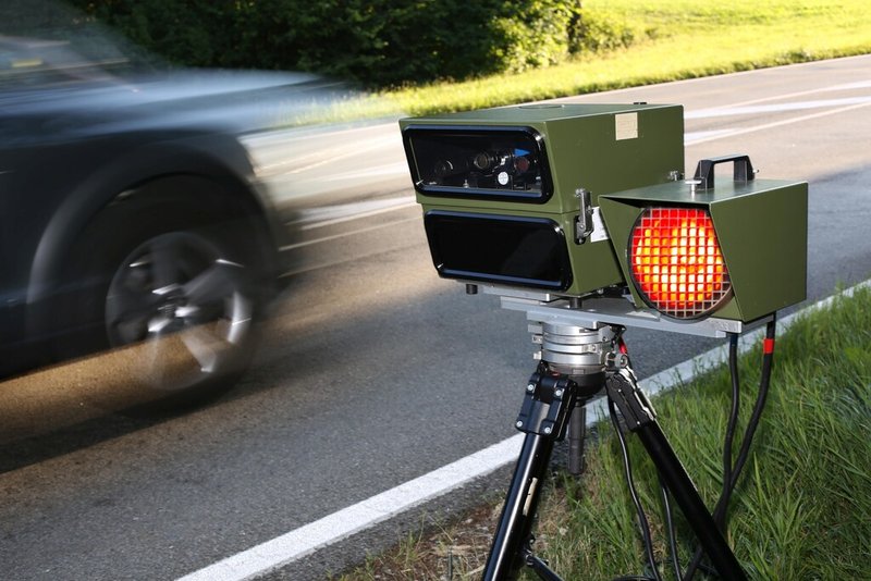 Ein Blitzer steht am Straßenrand. 